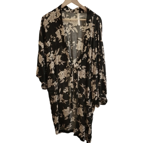 Spiritual Gangster maya kimono has a minor hole in... - Depop